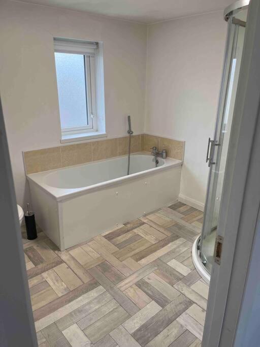 Conveniently Located, Close To City And Quiet Area Londonderry ภายนอก รูปภาพ